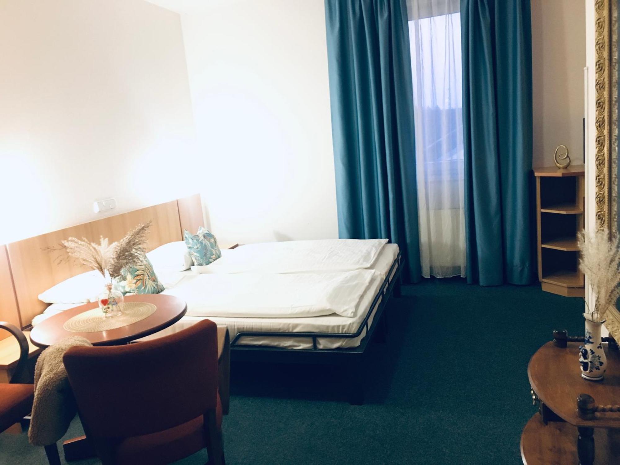 Penzion Hotelu Central Dvůr Králové nad Labem Exterior foto